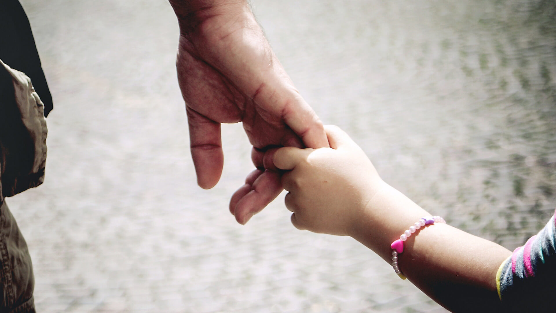 Руки отца песня. Рука отца и дочери. Рука девочки в руках отца. Держит дочь за руку\. Держит за руку девушку.